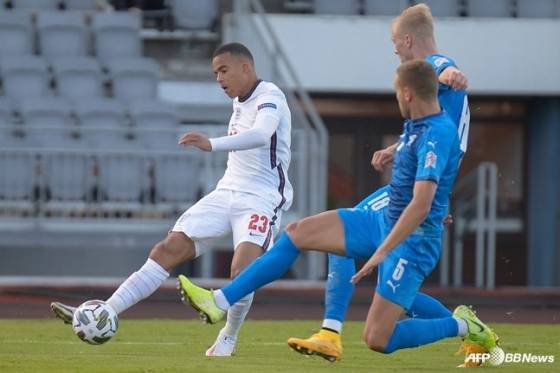 2022년 잉글랜드 국가대표 데뷔전을 치르고 있는 그린우드(왼쪽). 2021~2022시즌 유럽축구연맹(UEFA) 네이션스리그 아이슬란드전. /AFPBBNews=뉴스1