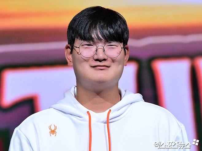 한화 투수 김서현은 20일 서울 송파구 잠실동 롯데호텔 월드에서 열린 2025 신한 SOL Bank KBO 미디어데이 & 팬페스트에 참석했다. 구속 욕심을 버리고 올해 더 좋은 투구를 보이리라 다짐했다. 잠실, 김한준 기자