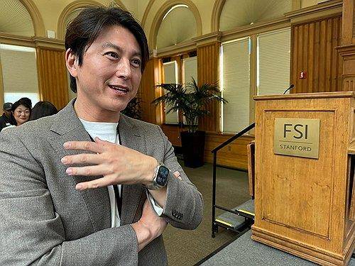 인터뷰하는 배우 류수영     (샌프란시스코=연합뉴스) 김태종 특파원 = 배우 류수영(본명 어남선) 씨가 11일(현지시간) 미국 스탠퍼드대 월터 쇼렌스틴 아시아태평양연구소에서 열린 '한국 음식 콘퍼런스'에 앞서 취재진과 인터뷰하고 있다. 2024.4.12
    taejong75@yna.co.kr