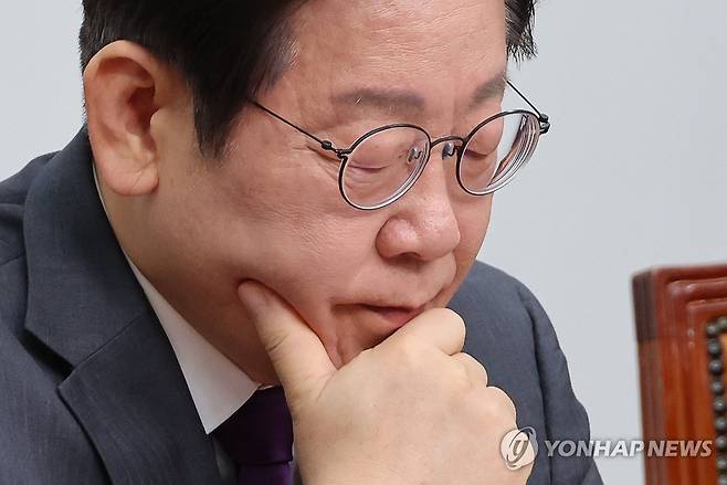 생각에 잠긴 이재명 대표 (서울=연합뉴스) 김주성 기자 = 더불어민주당 이재명 대표가 21일 서울 여의도 국회에서 열린 최고위원회의에서 발언을 듣던 중 잠시 생각에 잠겨 있다. 2025.3.21 utzza@yna.co.kr