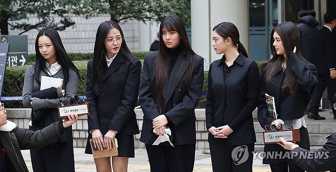 법정출석 마치고 질문에 답하는 뉴진스(NJZ) (서울=연합뉴스) 김인철 기자 = 걸그룹 뉴진스(NJZ)가 지난 7일 서울 서초구 서울중앙지방법원에서 열린 '기획사 지위보전 및 광고계약 체결 등 금지' 가처분 신청의 심문기일을 마친 뒤 법원 청사를 나서며 취재진 질문에 답하고 있다.
    왼쪽부터 하니, 민지, 혜인, 해린, 다니엘. 2025.3.7 yatoya@yna.co.kr