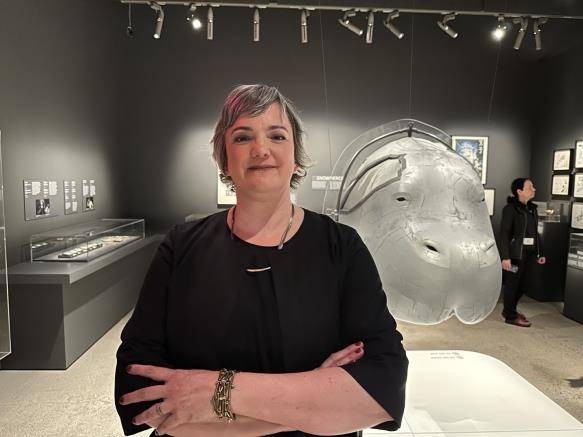 아카데미영화박물관의 '디렉터스 인스퍼레이션: 봉준호' 전시장 내부와 큐레이터 (로스앤젤레스=연합뉴스) 임미나 특파원 = 20일(현지시간) 미국 로스앤젤레스(LA)에 있는 아카데미영화박물관에서 미셸 푸에츠 큐레이터가 봉준호 감독의 작품세계를 집중적으로 조명하는 '디렉터스 인스퍼레이션: 봉준호'(Director's Inspiration: Bong Joon Ho) 전시를 소개하고 있다. 2025.3.21 mina@yna.co.kr