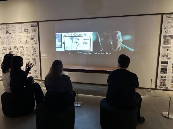 아카데미영화박물관의 '디렉터스 인스퍼레이션: 봉준호' 전시장 내부 (로스앤젤레스=연합뉴스) 임미나 특파원 = 20일(현지시간) 미국 로스앤젤레스(LA)의 아카데미영화박물관에서 봉준호 감독의 작품세계를 집중적으로 조명하는 '디렉터스 인스퍼레이션: 봉준호'(Director's Inspiration: Bong Joon Ho) 전시 프리뷰 행사가 열렸다. 사진은 방문객들이 영화 속 한 장면을 감상하는 모습. 2025.3.21 mina@yna.co.kr