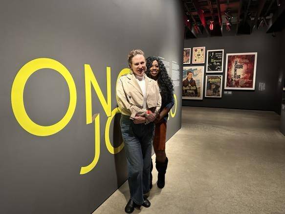 봉준호 감독 팬이라는 미국의 영화 관련 언론인들 (로스앤젤레스=연합뉴스) 임미나 특파원 = 20일(현지시간) 미국 로스앤젤레스(LA)의 아카데미영화박물관에서 봉준호 감독의 작품세계를 집중적으로 조명하는 '디렉터스 인스퍼레이션: 봉준호'(Director's Inspiration: Bong Joon Ho) 전시 프리뷰 행사가 열렸다. 사진은 봉준호 감독의 열혈 팬이라고 자신을 소개한 현지 매체 할리우드랜드 뉴스 편집장 레지나 루즈 조던과 현지 TV 토크쇼 '니키 리치 쇼'의 니콜 리처드슨. 2025.3.21 mina@yna.co.kr