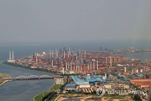 포스코 포항제철소(위)와 현대제철 포항공장(아래 파란색 지붕) [촬영 손대성]