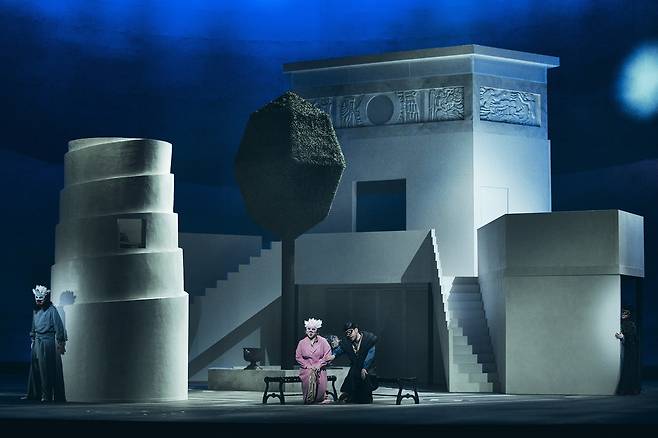 국립오페라단 '피가로의 결혼' 지난 20일 예술의전당 오페라극장에서 열린 국립오페라단의 공연 '피가로의 결혼'. 4막 어두운 정원에서 펼쳐지는 변장과 밀회의 소동. [국립오페라단 제공. 재판매 및 DB금지]