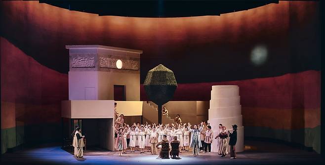 국립오페라단 '피가로의 결혼' 지난 20일 예술의전당 오페라극장에서 열린 국립오페라단의 공연 '피가로의 결혼'. 3막 결혼식 장면에서 신랑·신부와 하객들이 즐겁게 춤추고 있다. [국립오페라단 제공. 재판매 및 DB금지]