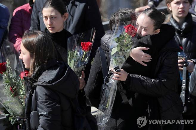 북마케도니아 클럽 화재 참사 장례식 (코차니 로이터=연합뉴스) 20일(현지시간) 북마케도니아 소도시 코차니에서 거행된 나이트클럽 화재 참사 희생자들의 장례식에 사람들이 참석하고 있다. 2025.03.20 photo@yna.co.kr