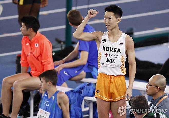 높이를 확인하는 우상혁 (난징 로이터=연합뉴스) 우상혁이 21일 중국 난징에서 열린 2025 세계실내육상선수권대회 남자 높이뛰기 결선에서 바 높이를 확인하고 있다.