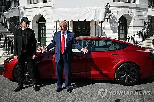 머스크와 테슬라 시승식 참석한 트럼프 [AFP 연합뉴스 자료사진. 재판매 및 DB 금지]