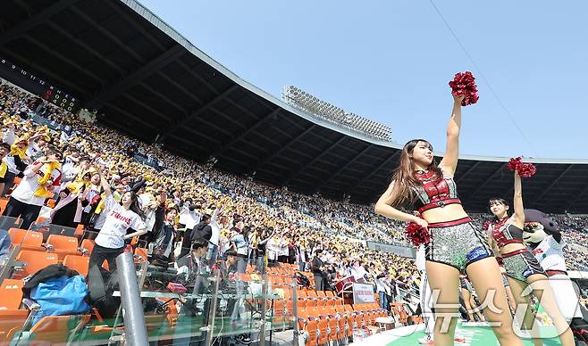 22일 서울 송파구 잠실야구장에서 열린 '2025 신한 SOL 뱅크 KBO리그' 개막전 롯데 자이언츠와 LG 트윈스의 경기를 찾은 야구팬들이 경기를 관람하고 있다. 2025.3.22/뉴스1 ⓒ News1 김도우 기자
