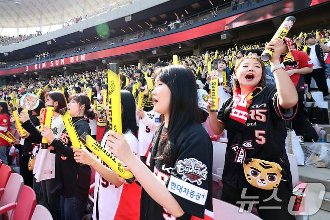 2025 신한 쏠 뱅크 KBO 리그 개막전 KIA 타이거즈와 NC 다이노스의 경기가 열리는 22일 광주 기아챔피언스필드에서 KIA 팬들이 응원을 하고 있다. 2025.3.22/뉴스1 ⓒ News1 이승현 기자