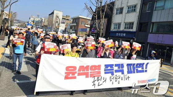 22일 오후 열린 '윤석열 파면 전북도민 대회'에 참가한 전주시민들이 거리행진을 하며 '윤석열 파면'을 외치고 있다.2025.3.22/뉴스1 신준수 기자
