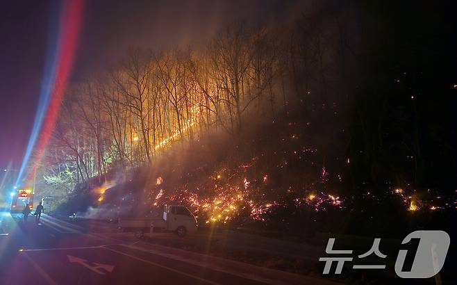 22일 오후 경북 의성군 안평면에서 발생한 산불이 국도쪽으로 번지고 있다. 2025.3.22/뉴스1 ⓒ News1 신성훈 기자