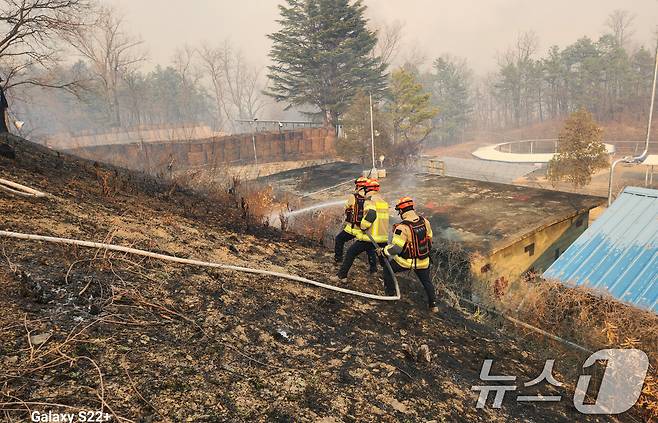 22일 경북 의성군에서 발생한 산불이 민가쪽으로 내려오자 119대원들이 진화작업에 나서고 있다. (경북도소방본부 제공, 재판매 및 DB 금지) 2025.3.22/뉴스1 ⓒ News1 최창호 기자