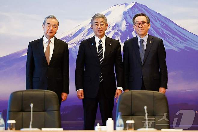 조태열 외교부 장관, 왕이 중국 외교부장, 이와야 다케시 일본 외무성이 22일 일본 도쿄에서 열린 제11차 한중일 외교장관 회담에서 기념촬영을 하고 있다. 2025.3.22 ⓒ AFP=뉴스1