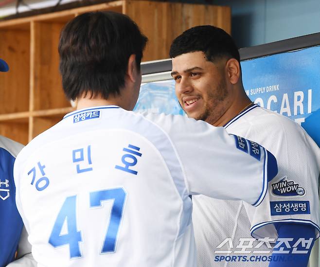 10일 대구 라이온즈파크에서 열린 시범경기 두산-삼성전. 3회초가 끝난 후 후라도와 강민호가 더그아웃에서 대화를 나누고 있다. 대구=정재근 기자 cjg@sportschosun.com/2025.3.10/