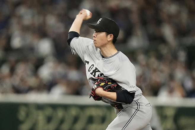 요미우리 에이스 도고. 지난해에 이어 올해도 개막전 선발이다. 지난 15일 도쿄돔에서 열린 LA 다저스와 평가전에 선발 등판해 투구하는 모습. AP연합뉴스