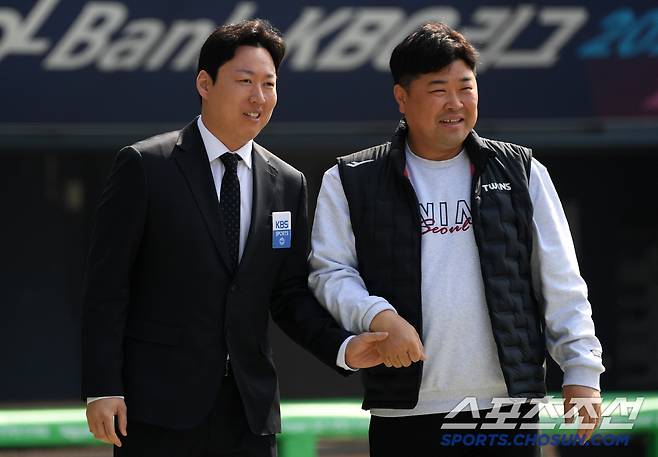 차우찬의 손을 꼭 잡아주는 LG 스태프