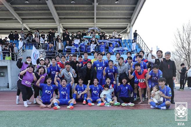 충북청주(K리그2)를 꺾고 기념사진을 촬영하는 대전코레일(K3) 선수단. 사진제공=대한축구협회