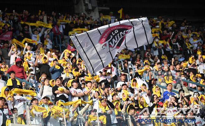 22일 잠실구장에서 열린 LG 트윈스와 롯데 자이언츠의 경기. 만원 관중이 야구를 즐기고 있다. 잠실=박재만 기자 pjm@sportschosun.com/2025.03.22/