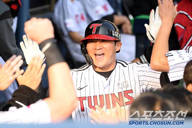 22일 잠실구장에서 열린 LG 트윈스와 롯데 자이언츠의 경기. 8회말 LG 오지환이 솔로포를 날린 뒤 환호하고 있다. 잠실=박재만 기자 pjm@sportschosun.com/2025.03.22/