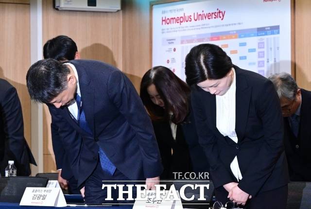 김광일 MBK파트너스 부회장(앞줄 왼쪽부터)과 조주연 홈플러스 대표가 14일 서울 강서구 홈플러스 본사에서 기업회생 신청과 관련한 기자간담회에 참석해 사과를 하고 있다. /임영무 기자