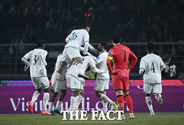 대한민국과 오만의 2026 FIFA 북중미 월드컵 3차 예선전이 20일 오후 경기 고양시 고양종합운동장에서 열린 가운데 후반 35분 1-1 동점골을 내준 뒤 손흥민이 환호하는 오만 대표팀을 바라보고 있다./고양=박헌우 기자