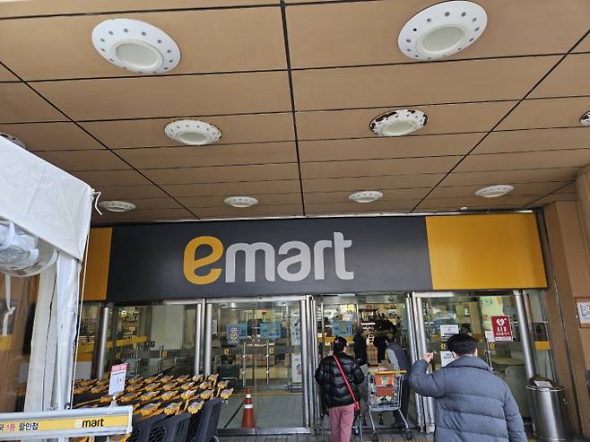 대형마트 휴무일? 이마트·롯데마트·홈플러스‧코스트코 등 마트 휴일, 쉬는날 ©bnt뉴스=이마트·롯데마트·홈플러스·코스트코 등 대형마트 4사가 이번 주는 각사별 특색있는 할인행사에 돌입했다. 이마트는 수산대전 행사를, 롯데마트는 초저가로 파는 ‘이번주 핫프라이스’ 할인 행사를, 기업회생절차에 들어간 홈플러스는 뒤숭숭한 가운데, ‘홈플런 is BACK’ 앵콜 판촉 반값 세일 행사를 진행한다.&nbsp;