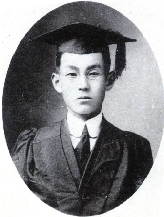 1919년 연희전문 수물과를 졸업한 이원철의 졸업사진. 강사로 2년간 일하다 1922년 미국으로 유학갔다. /이원철 박사 60주기 추모기념식 자료