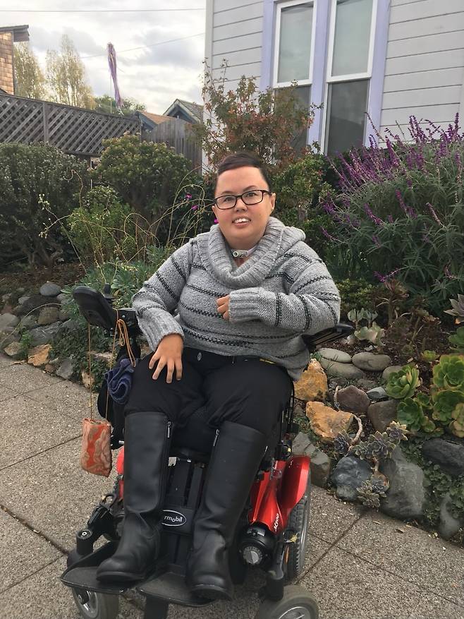 스테이시 박 밀번이 생전에 전동휠체어에 앉았을 때 모습. 밀번은 전동휠체어를 능숙하게 운전했다./스테이시 박 밀번 가족 제공