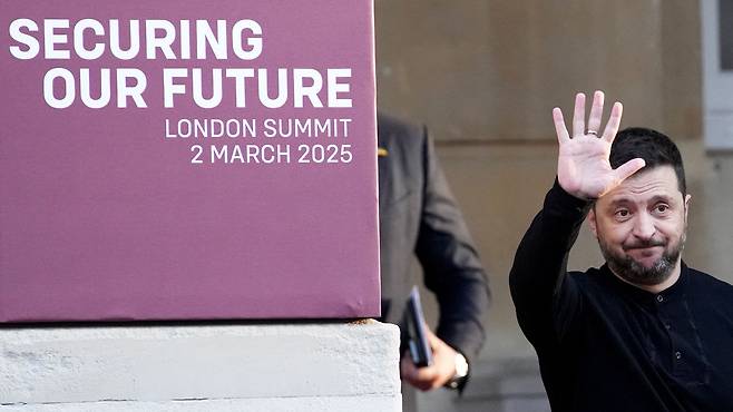 볼로디미르 젤렌스키 우크라이나 대통령이 3월 2일(현지시각) 영국 런던 랭커스터 하우스에서 열린 비공식 유럽 정상 회의에 참석하고 있다. / AFP 연합뉴스