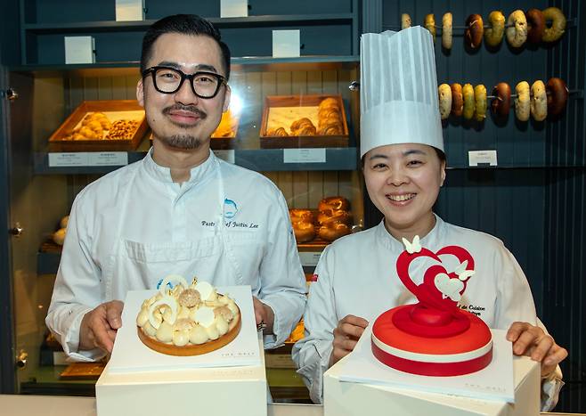 JL디저트바 저스틴리 셰프(왼쪽)와 박주혜 그랜드하야트 베이커리팀 과장이 자신이 만든 케이크를 들고 포즈를 취하고 있다. / 조인원 기자