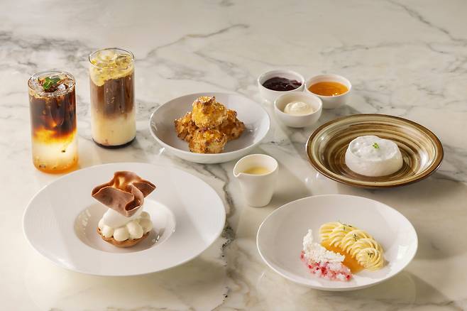 그랜드 하얏트 서울의 박주혜 과장과 저스틴 리 JL 디저트 바 셰프가 봄을 맞이 해 준비한 디저트. /그랜드 하얏트 서울