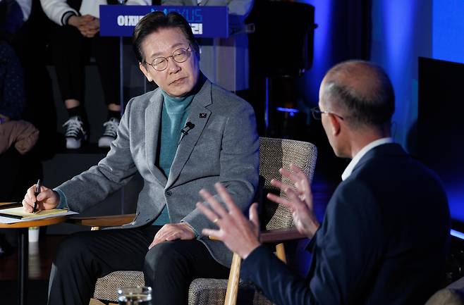 이재명 더불어민주당 대표가 22일 오후 서울 여의도 국회 사랑재에서 베스트셀러 '사피엔스'의 저자인 유발 하라리와 인공지능(AI)을 주제로 대담을 하고 있다./뉴스1