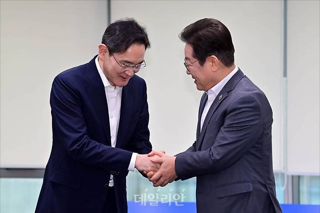 이재명 더불어민주당 대표와 이재용 삼성전자 회장이 20일 오전 서울 강남구 사피(SSAFY·삼성청년소프트웨어)아카데미에서 악수를 나누고 있다. ⓒ데일리안 홍금표 기자