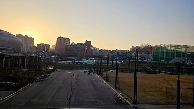 20250321_181038.jpg 캠핑 1일차) 저녁 소시지 구이에 한잔