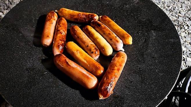 20250321_225558.jpg 캠핑 1일차) 저녁 소시지 구이에 한잔