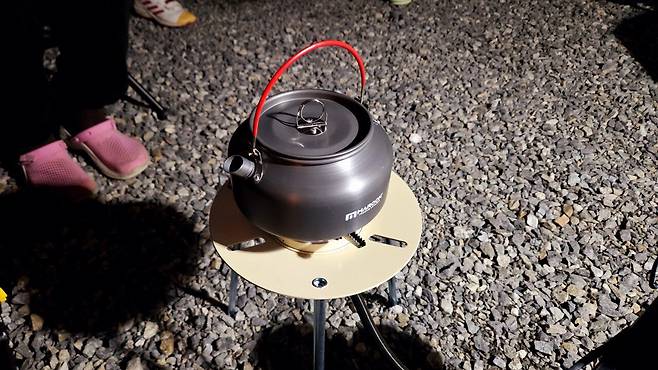 20250321_231531.jpg 캠핑 1일차) 저녁 소시지 구이에 한잔