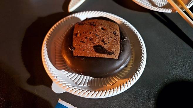 20250321_231828.jpg 캠핑 1일차) 저녁 소시지 구이에 한잔