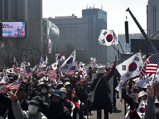 22일 윤석열 대통령 탄핵 반대 집회에 참석한 인원들이 태극기와 성조기를 흔들고 있다. 사진=정경수 기자