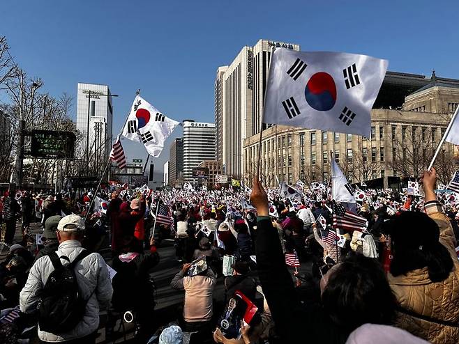 22일 윤석열 대통령 탄핵 반대 집회에 참석한 인원들이 태극기와 성조기를 흔들고 있다. 사진=정경수 기자