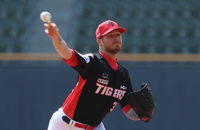 기아 타이거즈 아담 올러가 13일 서울 잠실야구장에서 열린 2025 프로야구 KBO리그 두산 베어스와 시범경기에서 역투하고 있다. 연합뉴스