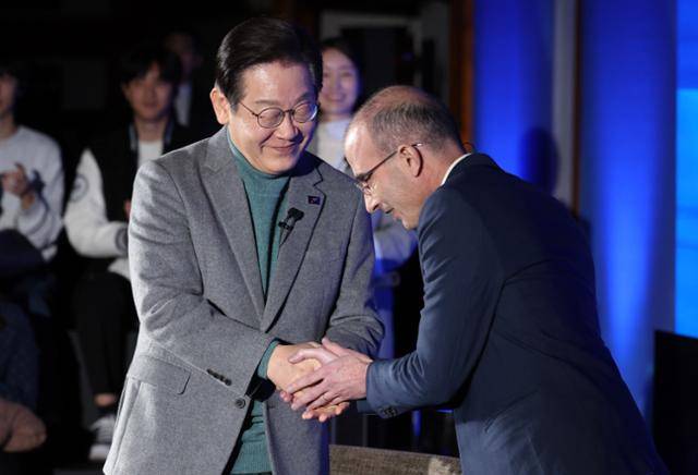 이재명 더불어민주당 대표가 22일 오후 서울 여의도 국회 사랑재에서 인문학 베스트셀러 사피엔스의 작가 유발 하라리와 대담에 앞서 인사를 하고 있다. 뉴스1