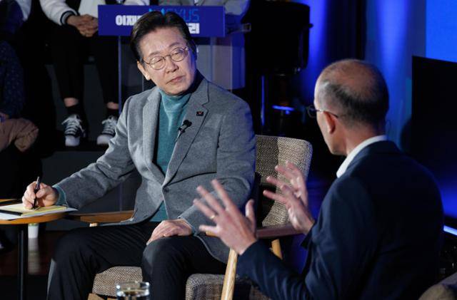 이재명 더불어민주당 대표가 22일 오후 서울 여의도 국회 사랑재에서 베스트셀러 사피엔스의 저자인 유발 하라리와 인공지능(AI)을 주제로 대담을 하고 있다. 뉴스1