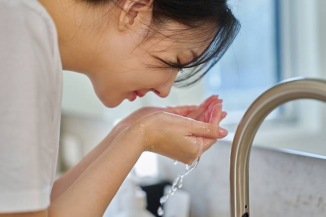 외출하지 않은 날에도 하루 동안 분비된 피지와 땀 등을 제거하기 위해 클렌징폼으로 세안하는 것이 좋다./사진=게티이미지뱅크