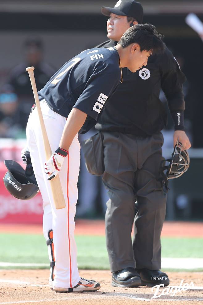 첫 타석에서 친정팀과 새 팀 팬들에게 인사하는 심우준. 사진=한화 이글스 제공