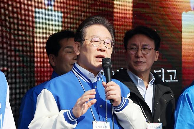 ▲ &nbsp;더불어민주당 이재명 대표가 22일 오전 전남 담양군 중앙공원 사거리에서 이재종 후보 지원 유세를 하고 있다 [연합뉴스]&nbsp;