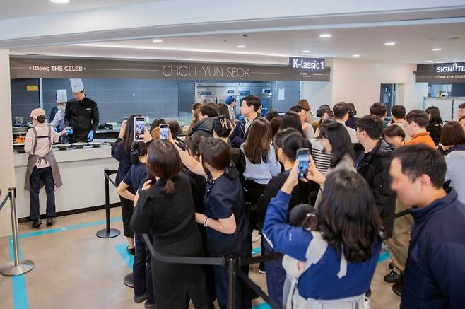 ‘밋더셀럽’ 이벤트에서 최현석 셰프가 임직원들에게 특식을 제공하고 있다./ 아워홈 제공