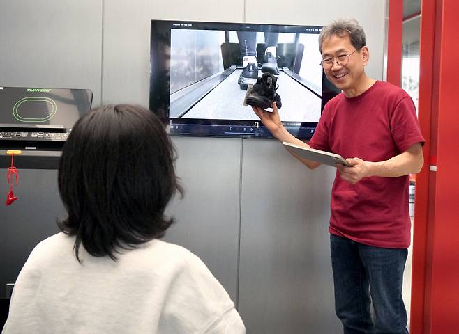 플릿 러너 신승백 대표가 발에 맞는 러닝화에 대해 설명하고 있다.